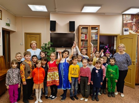 В Дворцовом округе прошел мастер-класс по изготовлению пасхальной куклы