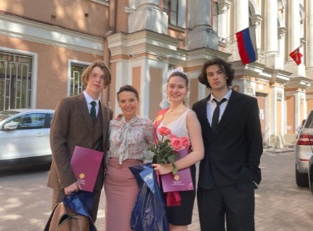 Взрослая жизнь сменила школьные грёзы...