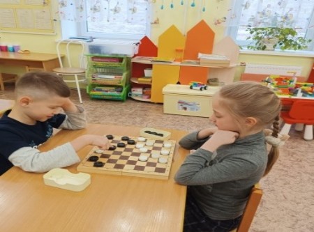 В Дворцовом продолжаются отборочные игры по шашкам