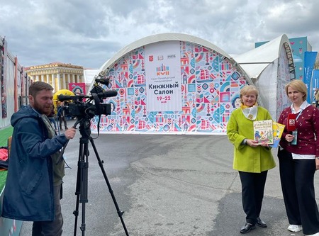 Книги для детей Донбасса приобрели дворцовцы на Книжном салоне
