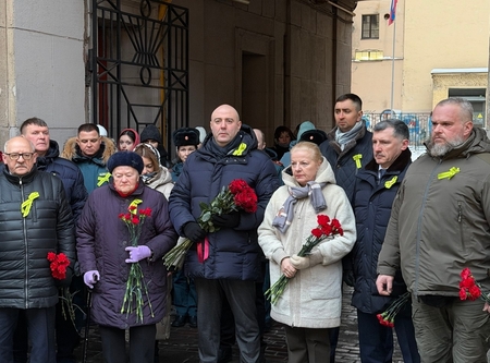 Сегодня в городе салют. Сегодня ленинградцы плачут