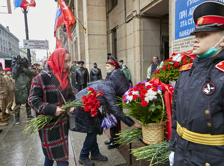 Возложение цветов у мемориальной доски «Героизму и мужеству ленинградцев».