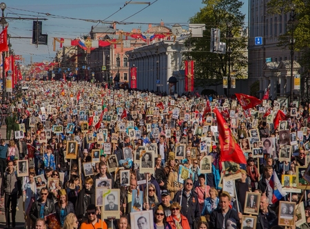  Петербург станет главным городом очного шествия «Бессмертного полка»