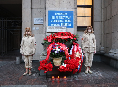 В Дворцовом округе состоялась церемония возложения цветов у памятной таблички на Невском проспекте д.14
