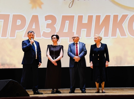 Жители Дворцового округа отметили День добра и уважения музыкальным вечером.