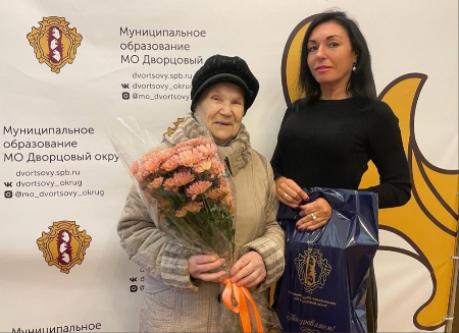 Поздравили жительницу округа с наступлением почетного возраста