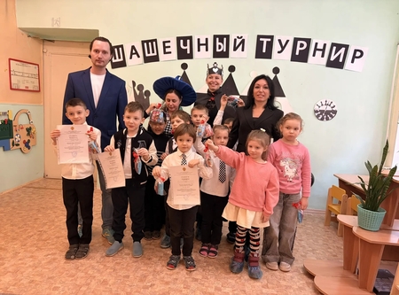 ́Из клетки в дамки: юные шашисты Дворцового округа сразились в турнире «Весёлые клетки