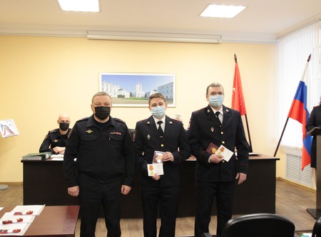 Смелость во имя спасения! Сотрудники полиции спасли мужчину из горящего автомобиля.