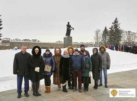 Церемония возложения цветов в рамках акции #ЗащитимПамятьГероев