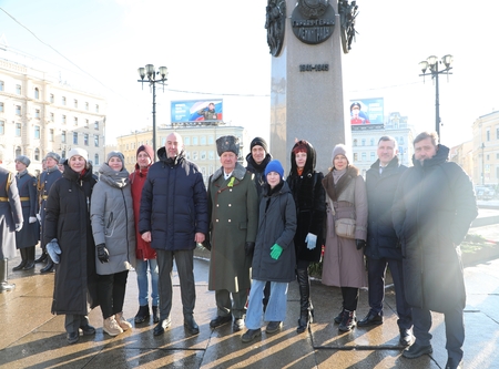 Цветы к подножию славы