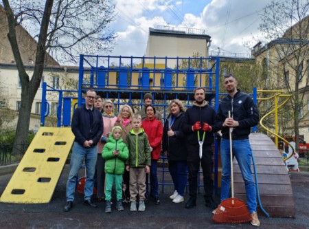 Дворцовый навел чистоту