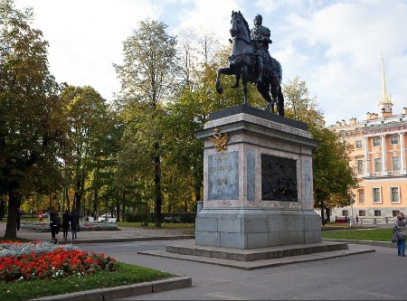 Петр I под защитой.