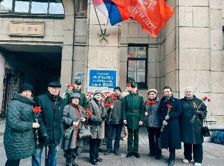 Сменяя друг друга идут поколенья